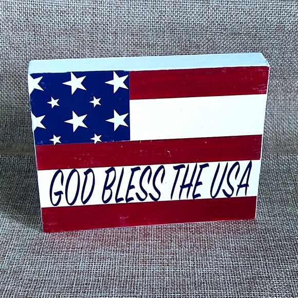HANDCRAFTED HAND PAINTED TIERED TRAY DECOR/MINI WOOD SIGN/GOD BLESS THE USA SIGN - Picture 1 of 1